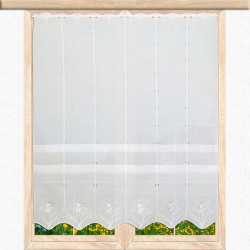 Weiße Raffgardine aus Plauener Spitze am Holzfenster mit Blick ins Grüne. Landhaus-Stil Fensterdekoration.