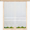 Weiße Raffgardine aus Plauener Spitze am Holzfenster mit Blick ins Grüne. Landhaus-Stil Fensterdekoration.