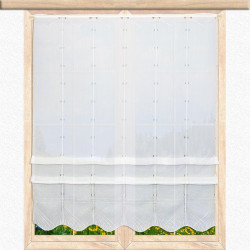 Modernes Raffrollo Mareike, höhenverstellbare Bistro-Vorhänge am Holzfenster, feine Plauener Spitze im zeitlosen Landhaus-Stil.