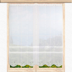 Clipstore mit filigranem Ranken-Muster an einem Holzfenster mit Blick auf eine sommerliche Wiese.
