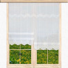 Zwei höhenversetzte Bistro-Raffgardinen am Holzfenster, zeitlose Fensterdekoration aus feiner Plauener Spitze.