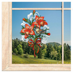 Am Fenster dekoriert: Plauener Spitze Fensterbild Lilienstrauß mit Vogel vor grüner Naturkulisse.