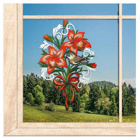 Am Fenster dekoriert: Plauener Spitze Fensterbild Lilienstrauß mit Vogel vor grüner Naturkulisse.