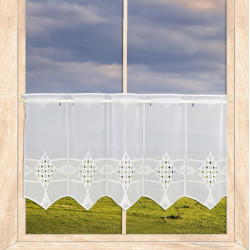 Halbtransparente Scheibengardine in Weiß mit geometrischer Stickerei als Sichtschutz am Fenster präsentiert. 35 cm hoch