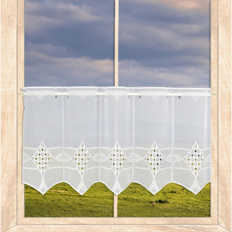 Halbtransparente Scheibengardine in Weiß mit geometrischer Stickerei als Sichtschutz am Fenster präsentiert. 35 cm hoch