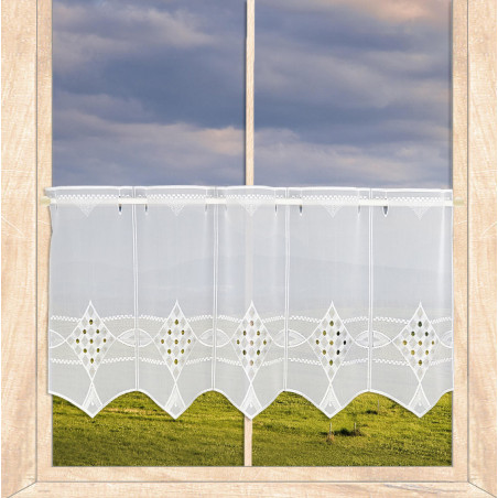 Halbtransparente Scheibengardine in Weiß mit geometrischer Stickerei als Sichtschutz am Fenster präsentiert. 35 cm hoch