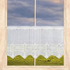 Halbtransparente Scheibengardine in Weiß mit geometrischer Stickerei als Sichtschutz am Fenster präsentiert. 35 cm hoch