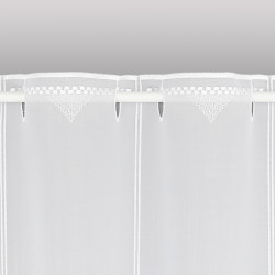 Detailansicht des Stangenurchzugs einer transparenten Scheibengardine in Weiß mit feiner Stickerei.