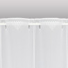 Detailansicht des Stangenurchzugs einer transparenten Scheibengardine in Weiß mit feiner Stickerei.