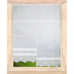 Weißer Clipstore mit Stickerei-Bordüre im Holzfenster mit Ausblick auf grüne Wiesen für ländliche Heimtextilien.