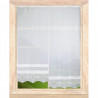 Weißer Clipstore mit Stickerei-Bordüre im Holzfenster mit Ausblick auf grüne Wiesen für ländliche Heimtextilien.