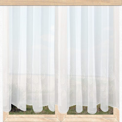 Halbtransparente Scheibengardine mit Kringel-Muster am Fenster, lichtdurchlässige Plauener Spitze in Weiß-Beige-Taupe.