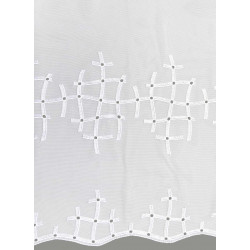 Detailaufnahme der Gitter-Stickerei und des Bogensaums beim Store Mia. Hochwertige Textur der Plauener Spitze.