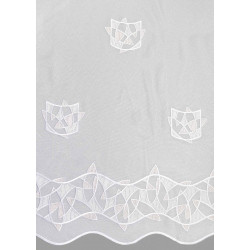 Detailaufnahme Store Birte: Weißer, halbtransparenter Stoff mit geometrischer Stickerei und Wellenabschluss am Saum.