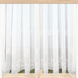 Nahaufnahme Scheibengardine Birte am Holzfenster, moderne Plauener Spitze mit grafischem Stickmuster in Weiß-Natur.