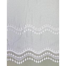 Nahaufnahme weißer Store mit Längsstreifen und filigraner Stickerei-Kante für elegante Heimtextilien am Fenster.