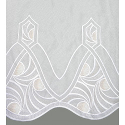 Detailaufnahme der Stickerei am Store Valentina: Filigranes, weiß-beiges Muster aus echter Plauener Spitze.