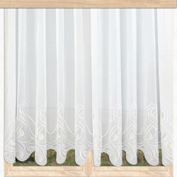 Ansicht der Scheibengardine Valentina mit bogenförmigem Abschluss und geometrischer Stickerei in Weiß.