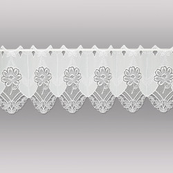 Transparente Kurzgardine aus naturweißer Plauener Spitze mit floraler Stickerei freigestellt. 30 cm hoch