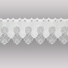 Transparente Kurzgardine aus naturweißer Plauener Spitze mit floraler Stickerei freigestellt. 30 cm hoch