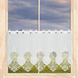Naturweiße Bistro-Gardine aus Plauener Spitze mit Blumenmotiv am Holzfenster mit Sichtschutz. 43 cm hoch