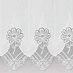Nahaufnahme naturweißer Plauener Spitze mit kunstvollem Blumenmuster als edler Heimtextil-Stoff.