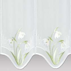 Detail der weißen Schneeglöckchen-Stickerei mit grünem Stiel auf halbtransparentem Voile-Stoff für Heimtextilien.