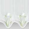 Detail der weißen Schneeglöckchen-Stickerei mit grünem Stiel auf halbtransparentem Voile-Stoff für Heimtextilien.