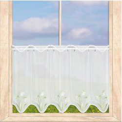 Halbtransparente weiße Scheibengardine mit Schneeglöckchen-Stickerei am Fenster mit Frühlingsausblick.
