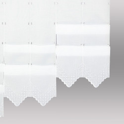 Bestickte Raffgardine Blanca Clipstore Detailansicht: Filigrane, florale Stickerei mit Fantasiemotiven auf weißem Gardinenstoff.