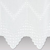 Nahaufnahme weißer Plauener Spitze mit filigran gesticktem Flecht- und Zickzack-Muster.