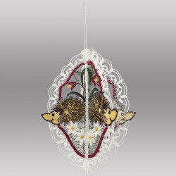 Dreidimensionales Fensterbild Igel-Motiv aus weißer und brauner Plauener Spitze als herbstliche Fensterdeko.