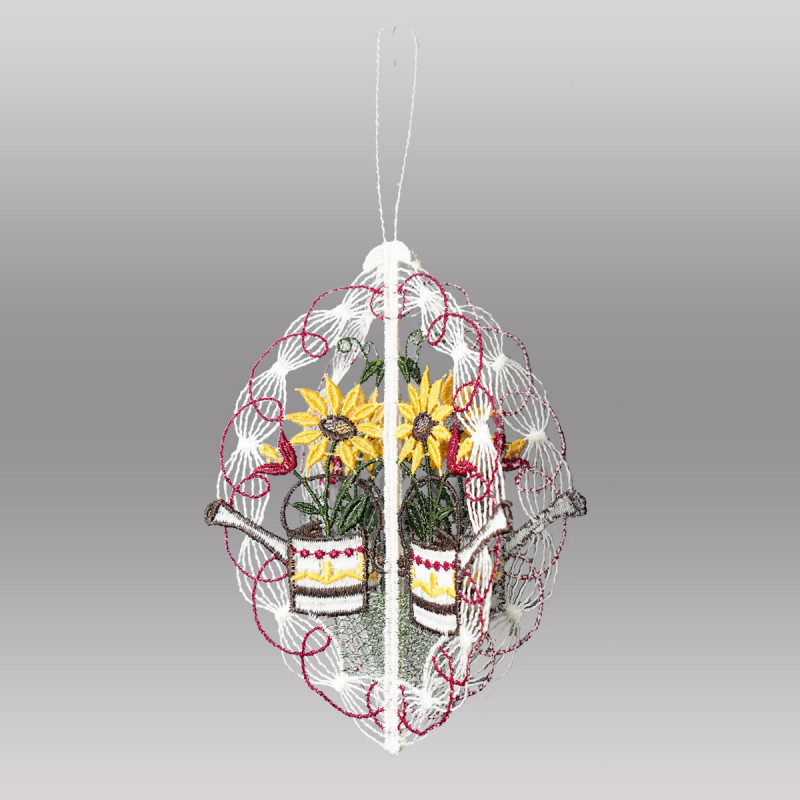 Dreidimensionales Fensterbild Gießkanne mit Sonnenblumen aus feiner Plauener Spitze als Sommer-Heimtextilien.