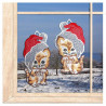 Filigrane Weihnachts-Fensterbilder aus Spitze mit Katzen-Motiv vor einem hellen Fenster mit winterlicher Kulisse.