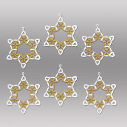 6er-Set Schneekristalle aus Plauener Spitze in Weiß und Gold als elegante Heimtextilien-Weihnachtsdeko.