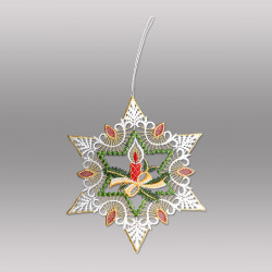 Freigestelltes Fensterbild aus Plauener Spitze in Sternform mit einer brennenden Weihnachtskerze im Zentrum vor grauem Grund.