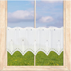 Weiße Plauener Spitze Kurzgardine mit Farn-Stickerei und Wellenrand als Fensterdeko im Landhaus-Stil.