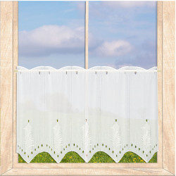 Weiße Kurzgardine aus Plauener Spitze mit Farn-Motiv am Küchenfenster, dekorativer Sichtschutz in Landhaus-Optik.