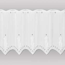 Halbtransparente Scheibengardine mit eleganter Farn-Stickerei und Cut-outs aus hochwertiger Plauener Spitze.