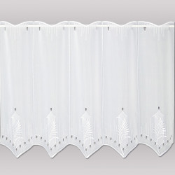 Klassische Scheibengardine aus Plauener Spitze mit Farn-Stickerei und dekorativem Wellenabschluss, Weiß.