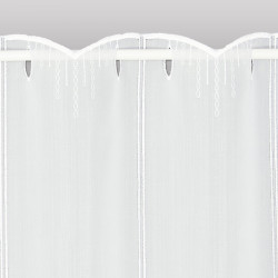 Detail der Stangendurchführung einer Scheibengardine aus Plauener Spitze mit feinen Stickerei-Ornamenten.