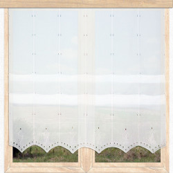 Raffgardine Ava mit Plauener Spitze Bohrstickerei am Holzfenster, zeitlose Fensterdekoration aus feiner weißer Plauener Spitze.