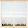 Raffgardine Ava mit Plauener Spitze Bohrstickerei am Holzfenster, zeitlose Fensterdekoration aus feiner weißer Plauener Spitze.