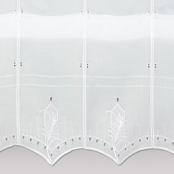 Raffgardine Ava , Detailansicht Plauener Spitze: Edle Ornament-Stickerei im barocken Stil auf halbtransparentem, weißem Gardinenstoff.