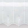 Raffgardine Ava , Detailansicht Plauener Spitze: Edle Ornament-Stickerei im barocken Stil auf halbtransparentem, weißem Gardinenstoff.