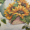 Detail von Gobelin-Dekokissen mit gewebten gelben Sonnenblumen und grünen Blättern in texturierter Nahaufnahme.