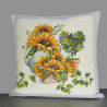 Aufrecht stehendes Gobelin-Dekokissen mit herbstlichem Sonnenblumen- und Pflanzen-Motiv im Landhausstil.