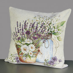 Seitliche Ansicht Gobelin-Dekokissen, Lavendel und Margeriten Motiv, auf grauer Fläche.