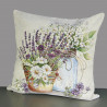 Seitliche Ansicht Gobelin-Dekokissen, Lavendel und Margeriten Motiv, auf grauer Fläche.