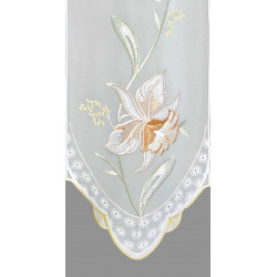 Detailansicht der halbtransparenten Scheibengardine aus Plauener Spitze mit detailreich gestickter Orchidee in Orange.